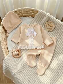 SHEIN Set Pakaian Bayi Baru Lahir Warna Krem, Atasan Rajut Lengan Panjang dengan Pita Renda dan Celana, Dilengkapi dengan Topi. - Unta - View 1