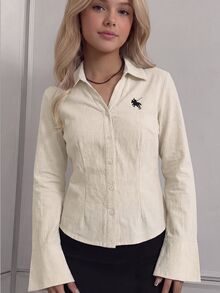 SHEIN 青少年女孩秋冬米白色領口長袖襯衫，左胸精緻黑馬圖案，修身腰部剪裁勾勒輪廓，柔軟喇叭袖設計，適合校園與日常穿著，打造優雅甜美女孩造型 - 杏色 - 查看 7