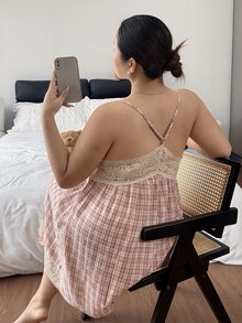 Napfluff CURVE Napfluff CURVE Gaun Tidur Longgar Nyaman Ukuran Besar dengan Tali Bahu Tipis dan Motif Kotak-kotak Kontras Renda - Berwarna merah muda - View 5