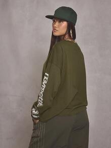 MUSERA 寬鬆大版圖案袖長袖上衣 T-shirt，酷女孩街頭風日常穿搭，Varsity 1997 Holiday Vacation 圖案 T-shirt，春夏款 - 軍綠色 - 查看 4