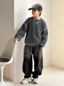 SHEIN Little Byeori 青少年男孩休閒韓系寬鬆百搭對比縫線深灰色圓領運動衫，適合通勤、上學、日常休閒外出與運動，秋冬款 - 深灰色 - 查看 5