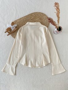 SHEIN 青少年女孩秋冬米白色領口長袖襯衫，左胸精緻黑馬圖案，修身腰部剪裁勾勒輪廓，柔軟喇叭袖設計，適合校園與日常穿著，打造優雅甜美女孩造型 - 杏色 - 查看 2