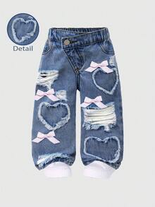 SHEIN Genkimix Kids 女童牛仔長褲，四季皆宜，柔軟棉質，休閒時尚，百搭舒適，簡約甜美可愛，彈性腰頭，破洞設計，愛心補丁刺繡，粉色蝴蝶結裝飾，寬鬆直筒褲腿，深藍色水洗牛仔，適合日常穿著與度假 - 深色水洗藍 - 查看 5