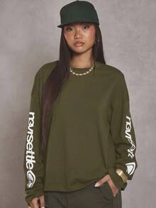 MUSERA 寬鬆大版圖案袖長袖上衣 T-shirt，酷女孩街頭風日常穿搭，Varsity 1997 Holiday Vacation 圖案 T-shirt，春夏款 - 軍綠色 - 查看 1