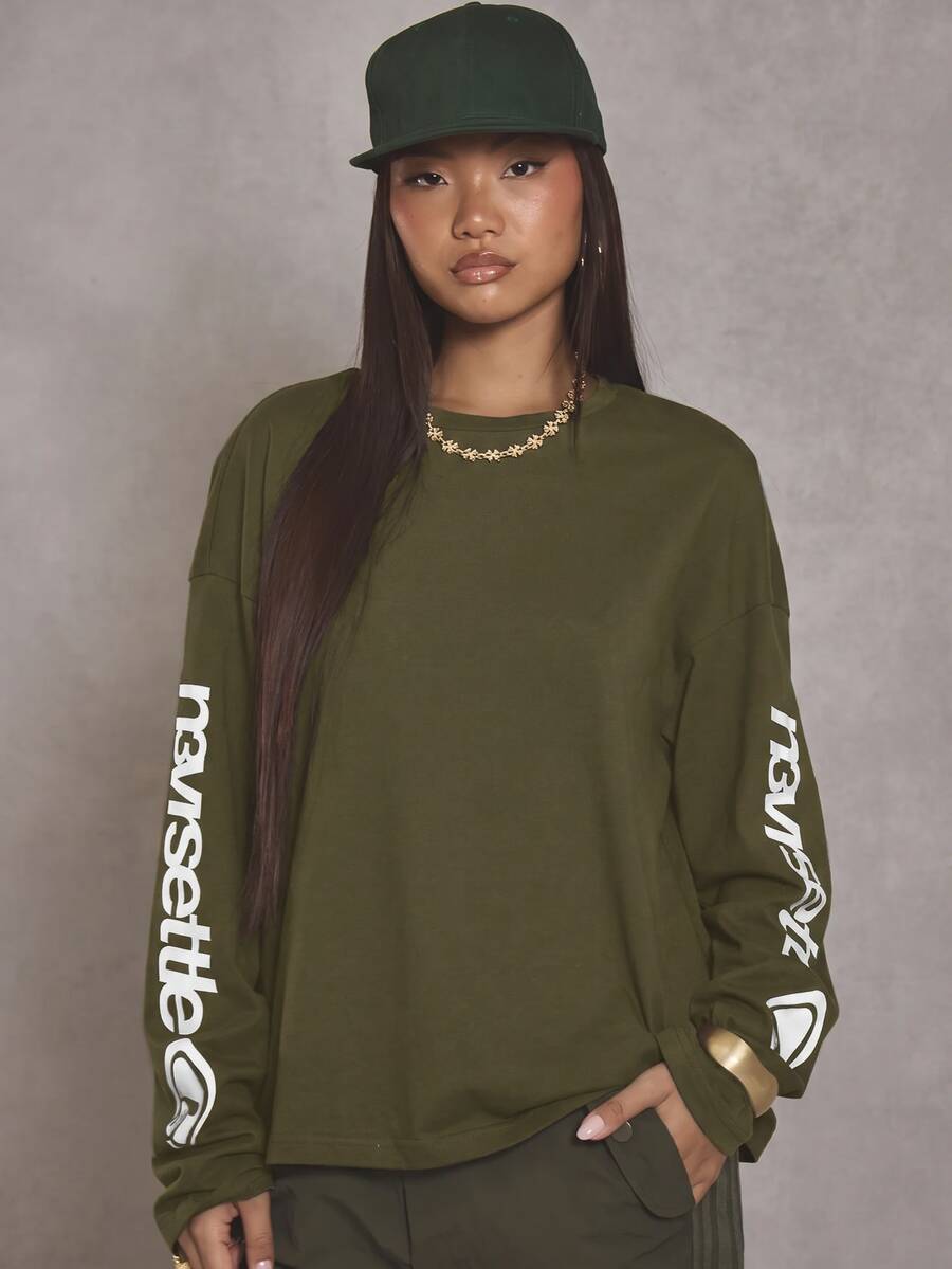 MUSERA 寬鬆大版圖案袖長袖上衣 T-shirt,酷女孩街頭風日常穿搭,Varsity 1997 Holiday Vacation 圖案 T-shirt,春夏款 - 軍綠色 - 查看 1