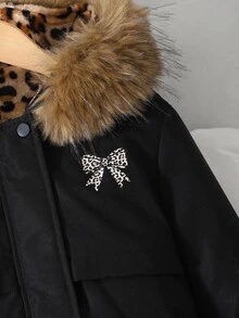 SHEIN 女童冬季大毛領連帽羽絨外套，中長版加厚棉襖，豹紋保暖內裡，收腰蝴蝶結印花設計，工裝風袖口，女童冬季出遊厚款外套 - 黑色 - 查看 7