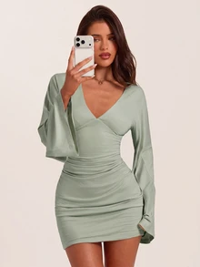 SHEIN BAE 秋冬淺綠色深V領喇叭袖抓褶緊身迷你短洋裝，適合感恩節、亡靈節、早午餐 - 薄荷綠 - 查看 5