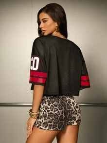 Betty Boop x SHEIN تي شيرت قصير للنساء بطبعة رقمية وتفاصيل دانتيل متباينة وياقة على شكل حرف V وأكمام قصيرة - الأسود - مشاهدة 2