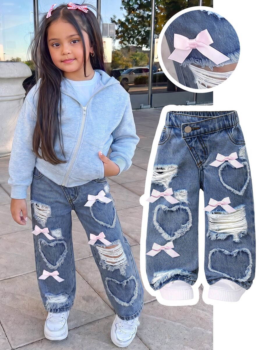 SHEIN Genkimix Kids 女童牛仔長褲，四季皆宜，柔軟棉質，休閒時尚，百搭舒適，簡約甜美可愛，彈性腰頭，破洞設計，愛心補丁刺繡，粉色蝴蝶結裝飾，寬鬆直筒褲腿，深藍色水洗牛仔，適合日常穿著與度假 - 深色水洗藍 - 查看 1
