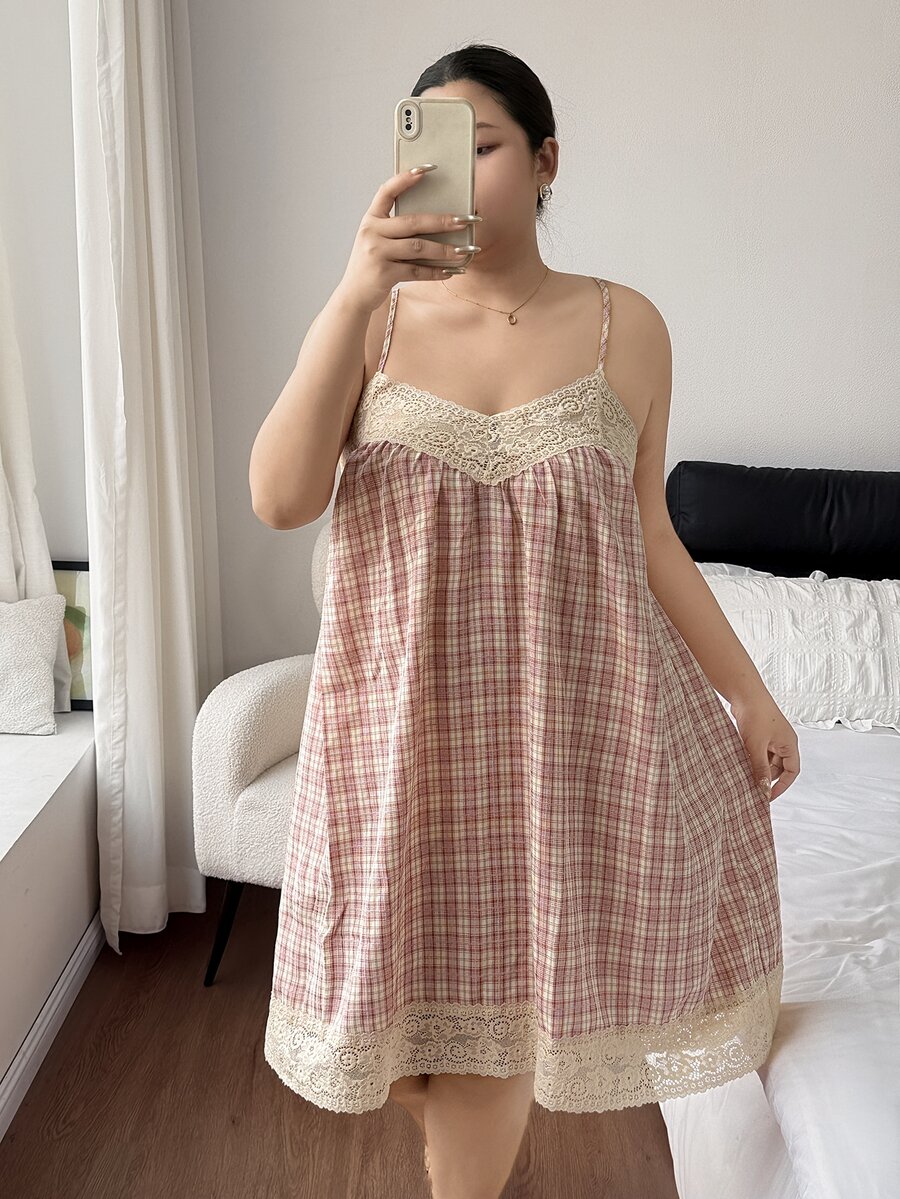 Napfluff CURVE Napfluff CURVE Gaun Tidur Longgar Nyaman Ukuran Besar dengan Tali Bahu Tipis dan Motif Kotak-kotak Kontras Renda - Berwarna merah muda - View 1
