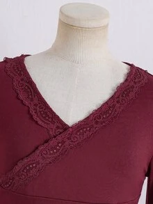 SHEIN Sparklyn Tween女孩上衣，酒紅色愛心蕾絲飾領，精緻鎖骨設計，抽褶腰部修飾腹部，微喇長袖修飾手臂線條 - 酒紅色 - 查看 5