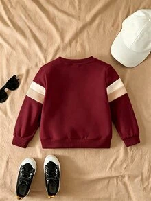 SHEIN Genkimix Kids 1件男孩休閒運動學院街頭風可愛酷炫恐龍印花拼色T恤，適合日常穿著、上學、旅行、運動，春夏穿搭，為男孩提供多種搭配選擇，增加衣著組合多樣性，整體設計簡約優雅，舒適時尚，穿著舒適且展現休閒時尚形象，是男孩衣櫥中的實用時尚選擇 - 酒紅色 - 查看 2