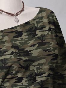 SHEIN ICON 大尺碼女款秋冬不對稱肩長袖迷彩印花T恤 - 彩色 - 查看 4