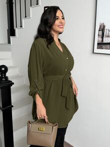 SHEIN Essnce 大尺碼女款酒紅色秋季優雅日常休閒寬鬆長袖鈕扣襯衫，缺口領上衣，適合上班教師辦公室穿著，春季上衣 - 軍綠色 - 查看 4