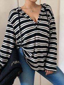 Vibekara 休閒優雅極簡學院風美式女款大碼條紋連帽長袖上衣，半開襟套頭式，寬鬆修身顯瘦，親膚柔軟面料，四季皆宜，適合戶外與室內穿著，秋冬款，黑白條紋多色 - 黑與白 - 查看 1