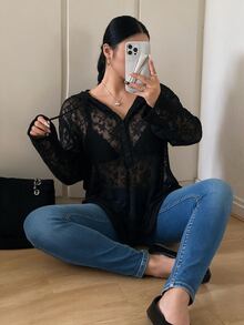 Vibekara 休閒優雅極簡法式蕾絲提花布料V領寬鬆上衣，適合休閒約會、購物、冷氣房穿著，長袖連帽遮肉設計，柔軟親膚布料，杏色百搭大尺碼女款T恤 - 黑色 - 查看 4