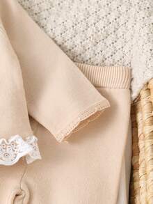 SHEIN Set Pakaian Bayi Baru Lahir Warna Krem, Atasan Rajut Lengan Panjang dengan Pita Renda dan Celana, Dilengkapi dengan Topi. - Unta - View 7