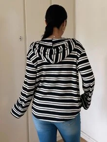 Vibekara 休閒優雅極簡學院風美式女款大碼條紋連帽長袖上衣，半開襟套頭式，寬鬆修身顯瘦，親膚柔軟面料，四季皆宜，適合戶外與室內穿著，秋冬款，黑白條紋多色 - 黑與白 - 查看 2