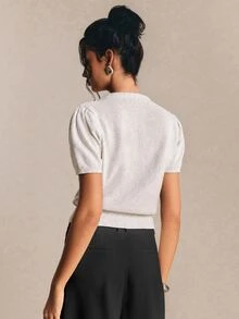 Poéselle Atasan Rajut Kasual Wanita Warna Polos Kancing Tunggal Lengan Pendek Motif Kelopak Bunga dengan Desain Simpul - Putih - View 2