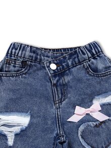 SHEIN Genkimix Kids 女童牛仔長褲，四季皆宜，柔軟棉質，休閒時尚，百搭舒適，簡約甜美可愛，彈性腰頭，破洞設計，愛心補丁刺繡，粉色蝴蝶結裝飾，寬鬆直筒褲腿，深藍色水洗牛仔，適合日常穿著與度假 - 深色水洗藍 - 查看 6