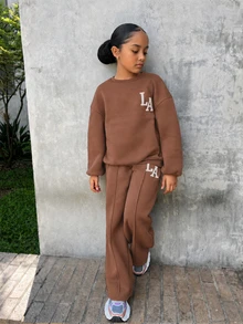 SHEIN 少女休閒「LA」字母印花針織純色寬鬆落肩長袖衛衣與百褶寬腿運動褲套裝，女童秋季服飾，女童秋季穿搭，女童冬季服飾 - 棕色 - 查看 7