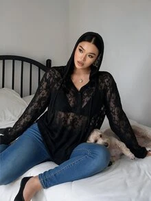 Vibekara 休閒優雅極簡法式蕾絲提花布料V領寬鬆上衣，適合休閒約會、購物、冷氣房穿著，長袖連帽遮肉設計，柔軟親膚布料，杏色百搭大尺碼女款T恤 - 黑色 - 查看 6
