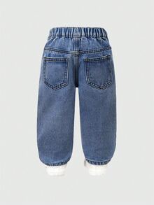 SHEIN Genkimix Kids 女童牛仔長褲，四季皆宜，柔軟棉質，休閒時尚，百搭舒適，簡約甜美可愛，彈性腰頭，破洞設計，愛心補丁刺繡，粉色蝴蝶結裝飾，寬鬆直筒褲腿，深藍色水洗牛仔，適合日常穿著與度假 - 深色水洗藍 - 查看 2
