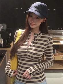 DAZY 女款夏季圓領半鈕扣性感修身簡約都市休閒內搭短袖T恤 - 黑色 - 查看 2