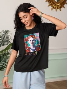 Chillnights Frida Kahlo X SHEIN ملابس علوية بيجامة نسائية بطبعة شخصيات وأكمام قصيرة - الأسود - مشاهدة 5
