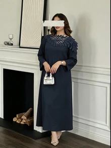 Al Najma 大尺碼女款領口葉片鏤空貼花 3D 秋冬長袖寬鬆版型大裙擺優雅洋裝 - 藏蓝色 - 查看 4