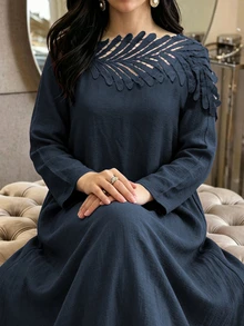 Al Najma 大尺碼女款領口葉片鏤空貼花 3D 秋冬長袖寬鬆版型大裙擺優雅洋裝 - 藏蓝色 - 查看 1