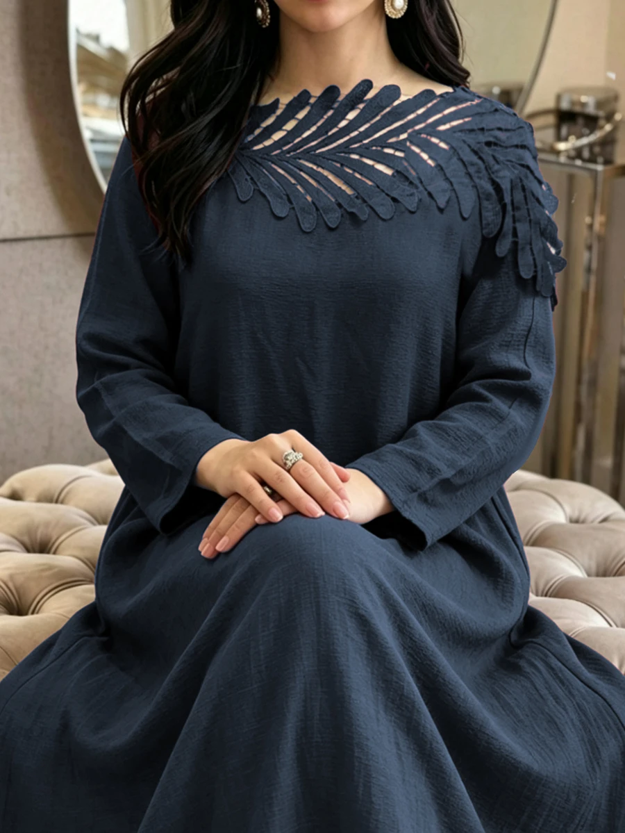 Al Najma 大尺碼女款領口葉片鏤空貼花 3D 秋冬長袖寬鬆版型大裙擺優雅洋裝 - 藏蓝色 - 查看 1