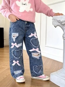 SHEIN Genkimix Kids 女童牛仔長褲，四季皆宜，柔軟棉質，休閒時尚，百搭舒適，簡約甜美可愛，彈性腰頭，破洞設計，愛心補丁刺繡，粉色蝴蝶結裝飾，寬鬆直筒褲腿，深藍色水洗牛仔，適合日常穿著與度假 - 深色水洗藍 - 查看 4