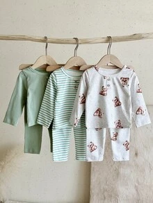 SHEIN Playful Pals 3套幼童男孩上衣褲子套裝 可愛鼠尾草綠灰色熊圖案 條紋羅紋長袖圓領 常規款 適合假日、秋季、日常穿著 - 綠色 - 查看 3
