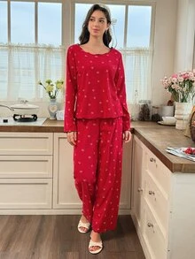 Snug Reverie طقم بنطلون من الكوردروي بأكمام طويلة مع طباعة فيونكة باللون الأحمر وحافة مكشكشة وتفاصيل رباط متباين - عنابي اللون - مشاهدة 5