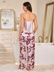 LuxeNights Set Atasan Camisole dengan Trim Renda Kontras dari Sutra Imitasi, Celana Panjang, dan Jubah Panjang Elegan dari Sutra Imitasi dengan Motif Bunga - MultiWarna - View 7