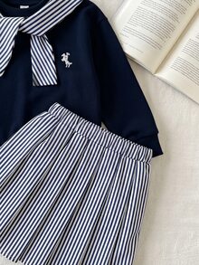 SHEIN 2件組女童長袖裙裝套裝 白色針織刺繡經典圓領長袖上衣搭配粉色與白色條紋百褶裙 甜美風 - 寶藍色 - 查看 7