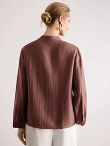 Aveloria Modichic 芥黃色緞面新中式立領盤扣夾克，復古禪意唐裝外套 - 酒紅色 - 查看 2