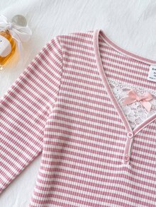 SHEIN Tween女孩秋冬休閒街頭風粉色與白色條紋對比蕾絲飾邊蝴蝶結長袖針織T恤 - 粉色 - 查看 5