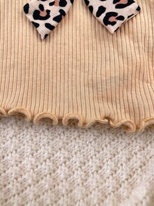 SHEIN 新生兒蝴蝶結荷葉邊上衣與豹紋長褲家居服套裝 - 卡其色 - 查看 6