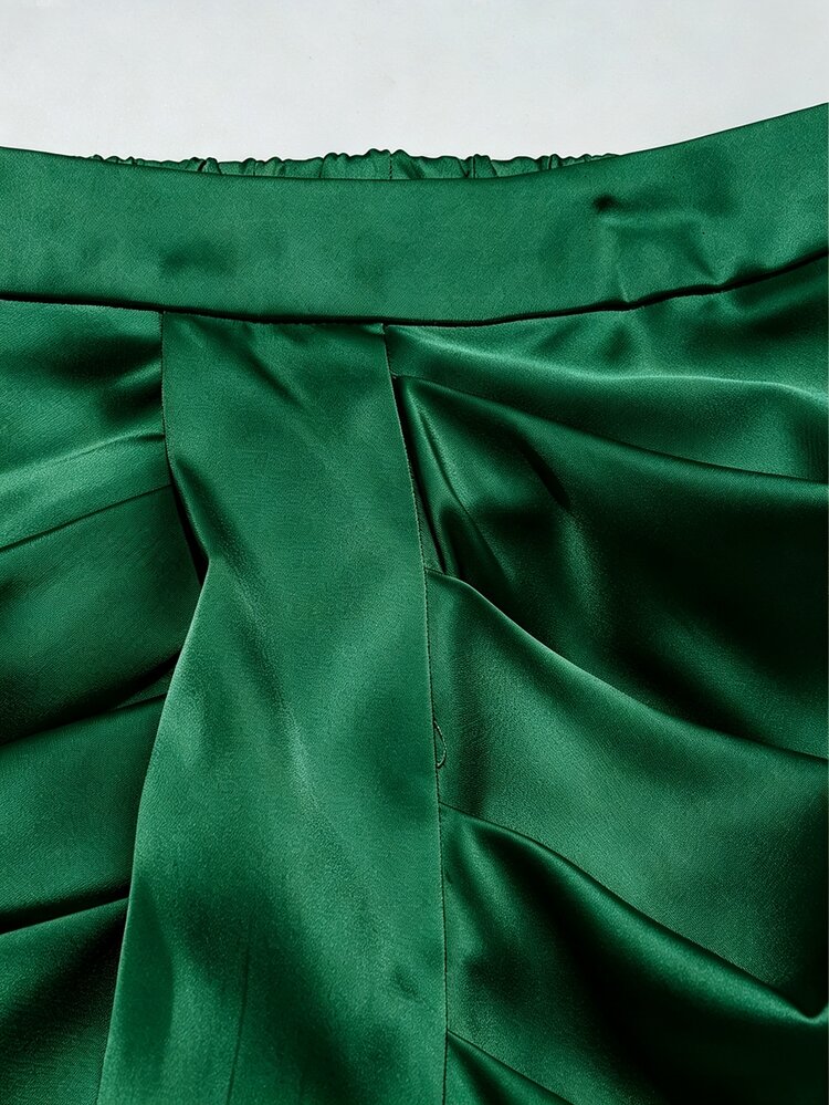 GlowEve CURVE Rok Satin Lipit Seksi Ukuran Plus dengan Belahan Depan - Dark Green - View 6