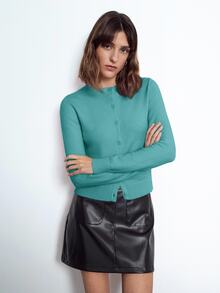 Maija 女款優雅純色圓領長袖前扣極簡時尚針織開襟衫，舒適細針織面料，經典羅紋設計，輕盈適合季節穿著，簡約版型百搭實用，季節必備百搭單品，展現優雅端莊穿搭風格 - 藍色 - 查看 6