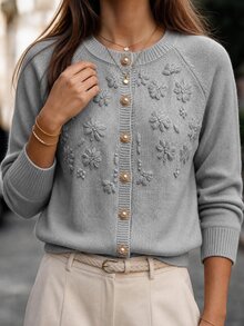 SHEIN Holidaya 通勤休閒百搭溫柔風珍珠鈕扣刺繡針織開襟衫 冬季女款寬鬆柔軟長袖外出上衣 優雅女式上衣 - 淺灰色 - 查看 6