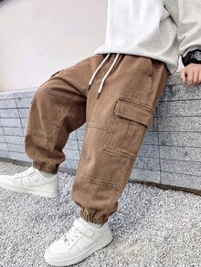SHEIN Mirajuku 男童復古休閒街頭風多口袋寬鬆舒適全鬆緊腰抽繩收口牛仔工裝褲，百搭休閒時尚，適合四季、度假、開學，百搭牛仔工裝褲版型 - 咖啡棕 - 查看 1