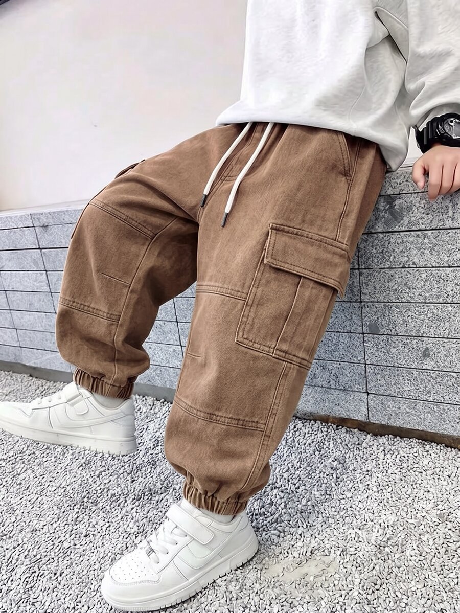 SHEIN Mirajuku 男童復古休閒街頭風多口袋寬鬆舒適全鬆緊腰抽繩收口牛仔工裝褲,百搭休閒時尚,適合四季、度假、開學,百搭牛仔工裝褲版型 - 咖啡棕 - 查看 1