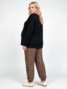 Plussiva طقم كاجوال من قطعتين للحوامل مقاس كبير، تي شيرت بأكمام طويلة وبنطال بطبعة نمر ودب كرتوني - متعدد الألوان - مشاهدة 3