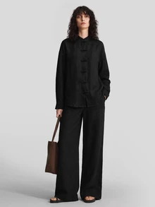 Ontre Ensemble 2 pièces pour femme style chinois, chemise bordeaux en tissu confortable, coupe ajustée et ample, fermeture boutonnée devant, décoration boutons grenouille, épaules tombantes, manches longues, et pantalon droit à taille élastique avec poches, mode urbaine moderne polyvalente toutes saisons, style business décontracté de bureau, style Old Money discret, élégant et Top de gamme, tenue de trajet de qualité supérieure, tenue de vacances style chinois pour femme - Noir - Voir 5