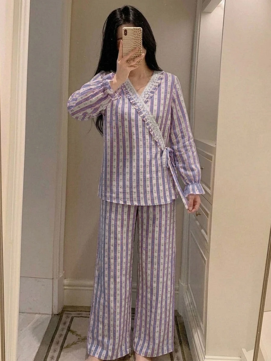 DAZY 2pcs/Set Women's Lace Frill Trim Asymmetric Placket Floral & Striped Pajama Set - Purple - View 1