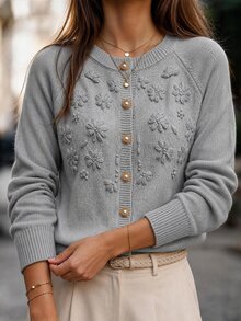 SHEIN Holidaya 通勤休閒百搭溫柔風珍珠鈕扣刺繡針織開襟衫 冬季女款寬鬆柔軟長袖外出上衣 優雅女式上衣 - 淺灰色 - 查看 4
