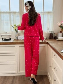 Snug Reverie طقم بنطلون من الكوردروي بأكمام طويلة مع طباعة فيونكة باللون الأحمر وحافة مكشكشة وتفاصيل رباط متباين - عنابي اللون - مشاهدة 2